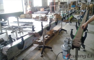 出口到國外的飲料輸送線（塑鋼板鏈輸送機(jī)）